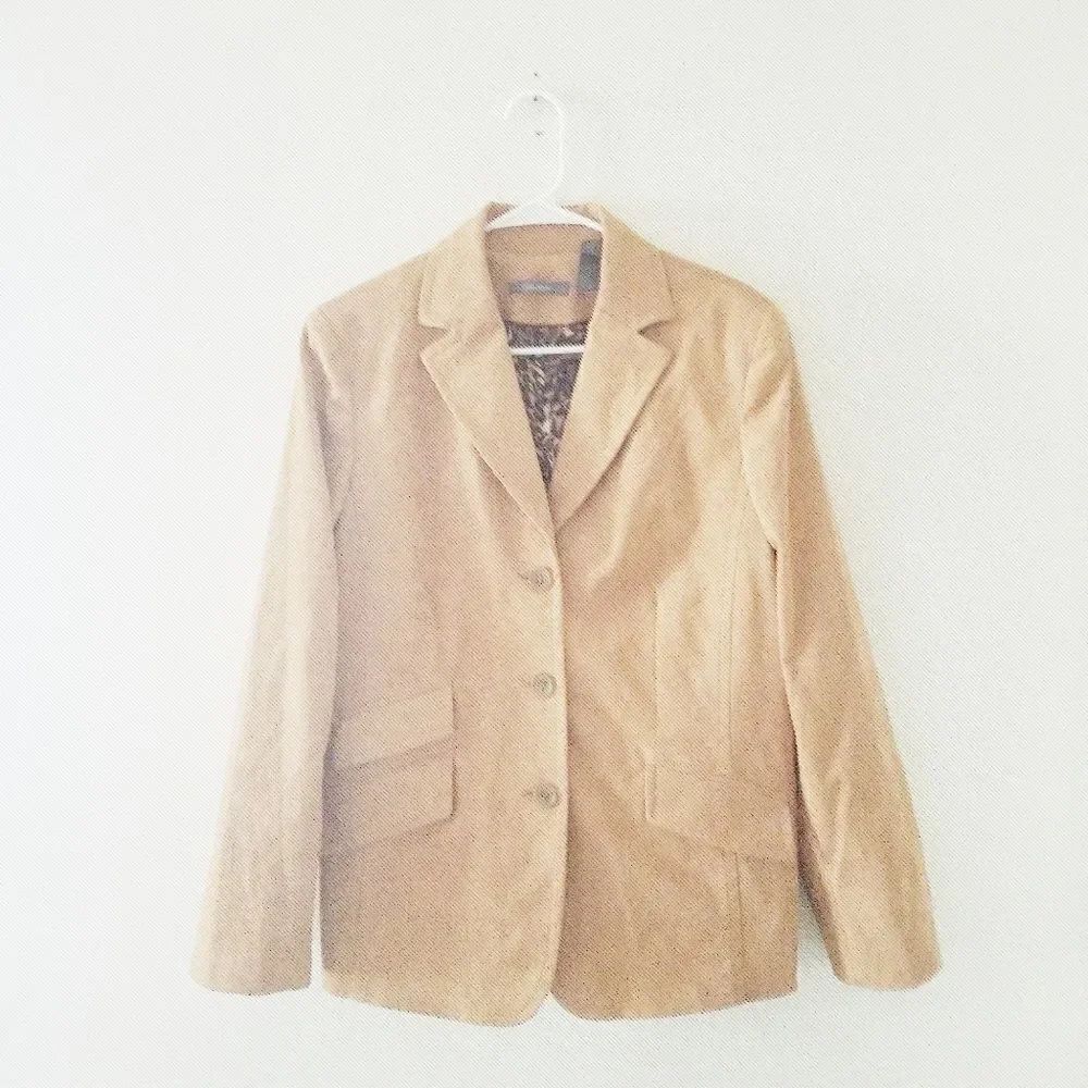 Liz Claiborne blazer 3 button front closure